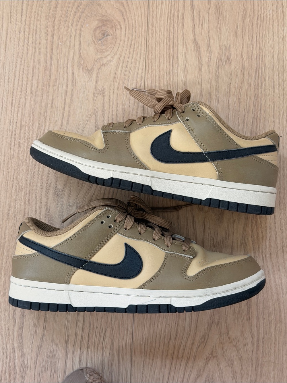 Nike Low-Top Sneakers in Beige and Black “Dark Driftwood”